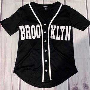 unisex base ball t. xs but fits bigger